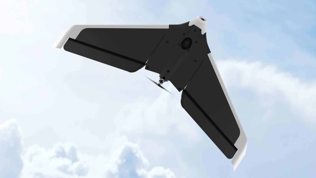 Drone noir et blanc volant dans un ciel dégagé