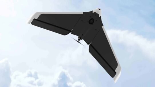 Drone noir et blanc volant dans un ciel dégagé