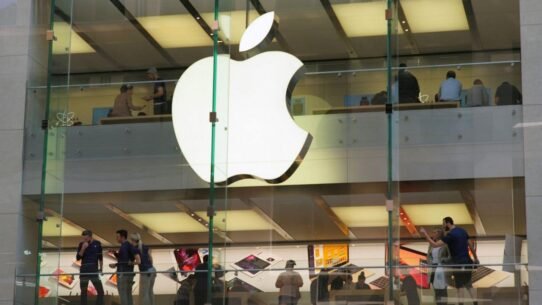 Vue intérieure d'un magasin moderne à travers une façade vitrée