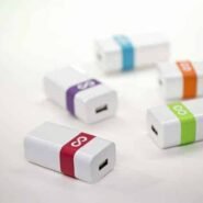 Cinq chargeurs USB avec des bandes colorées