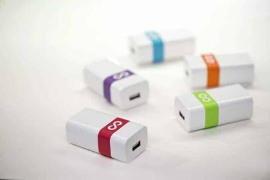 Cinq chargeurs USB avec des bandes colorées