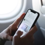 Personne utilisant un smartphone dans un avion