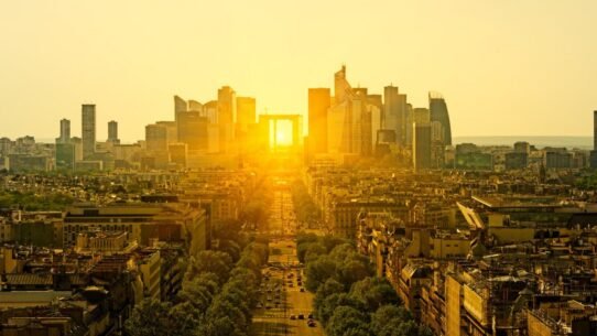 Vue sur la Défense avec un coucher de soleil doré à Paris