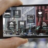 Réalité augmentée sur smartphone montrant des informations urbaines