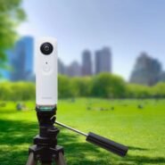 Caméra 360° sur trépied dans un parc avec skyline floue