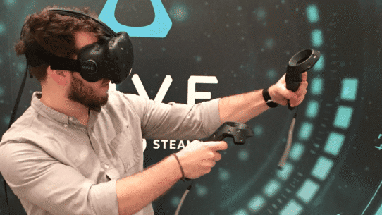 Homme utilisant un casque de réalité virtuelle et des contrôleurs