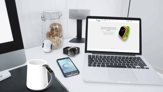Bureau avec ordinateur portable, smartphone, montre et tasse intelligente