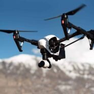 Drone en vol avec montagnes enneigées en arrière-plan