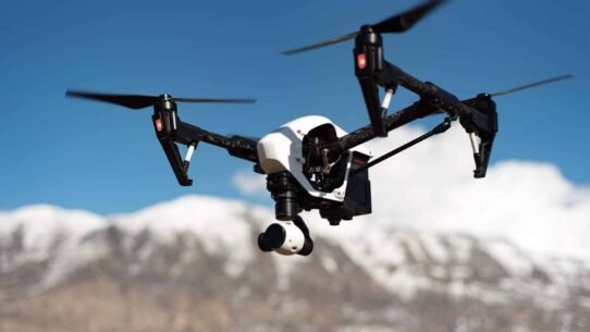 Drone en vol avec montagnes enneigées en arrière-plan