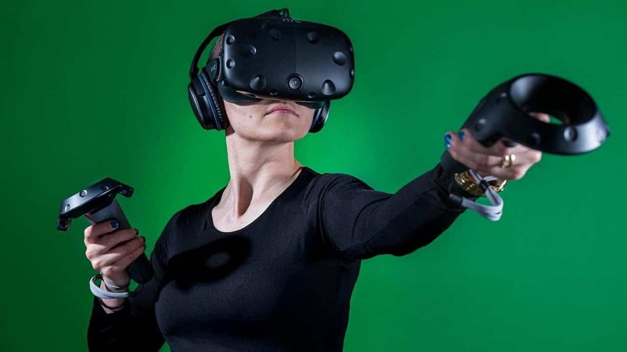 Personne utilisant un casque de réalité virtuelle avec contrôleurs
