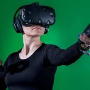 Personne utilisant un casque de réalité virtuelle avec contrôleurs