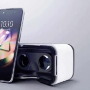 Smartphone avec casque de réalité virtuelle sur fond gris