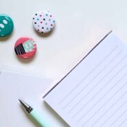 Carnet à spirale et badges colorés sur un bureau