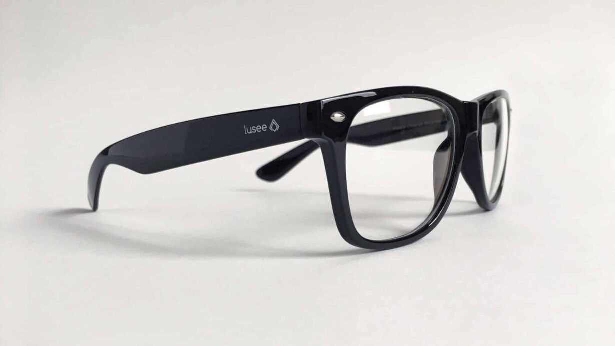 Paire de lunettes noires au design moderne sur fond blanc