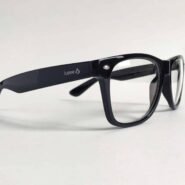 Paire de lunettes noires au design moderne sur fond blanc