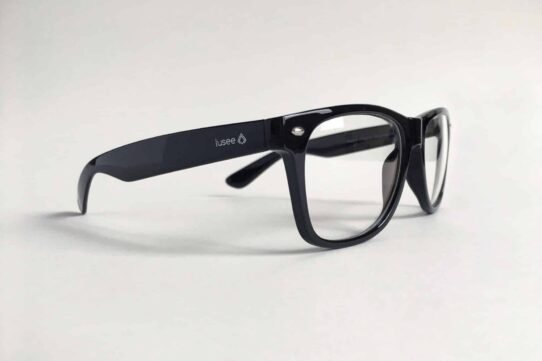 Paire de lunettes noires au design moderne sur fond blanc