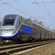 TGV en mouvement sur une voie ferrée en pleine nature