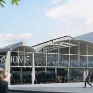 Vue extérieure de Station F à Paris avec des passants