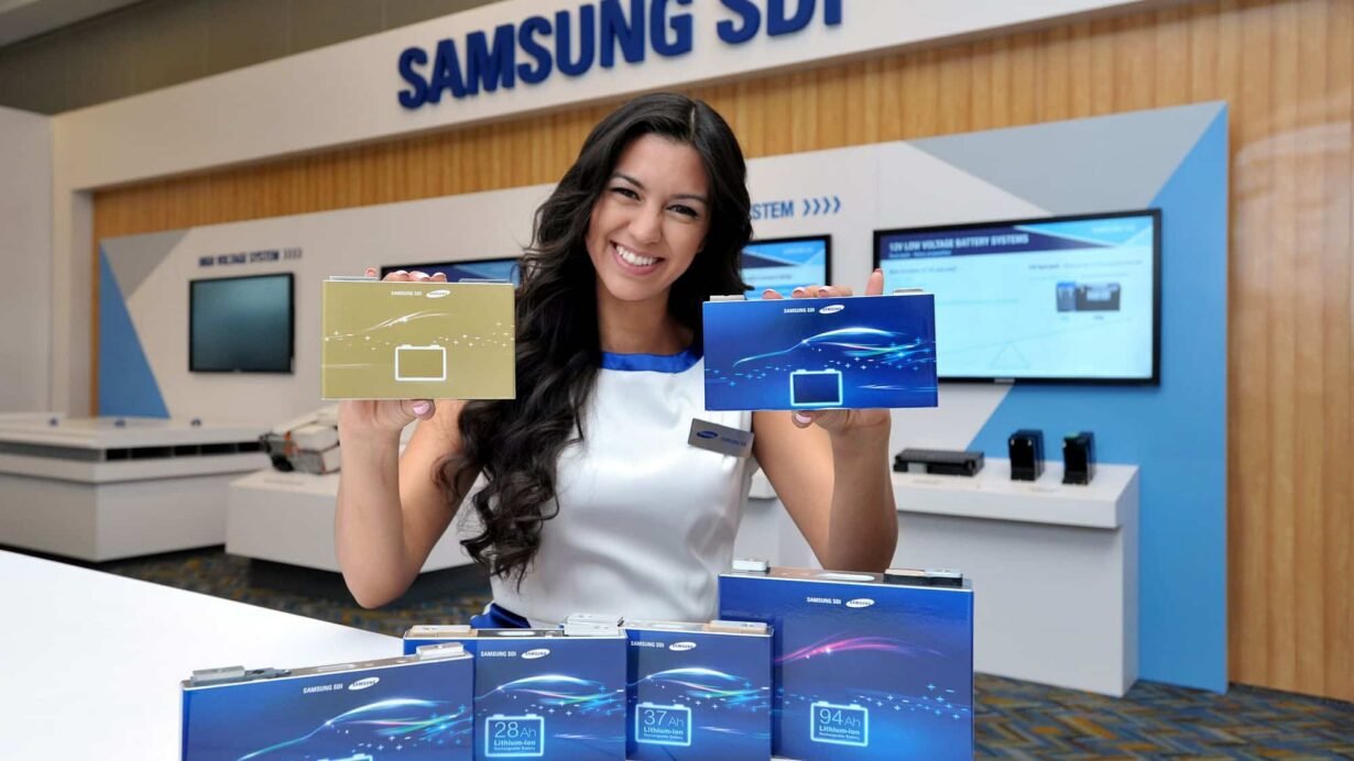 Femme souriante présentant des batteries Samsung SDI
