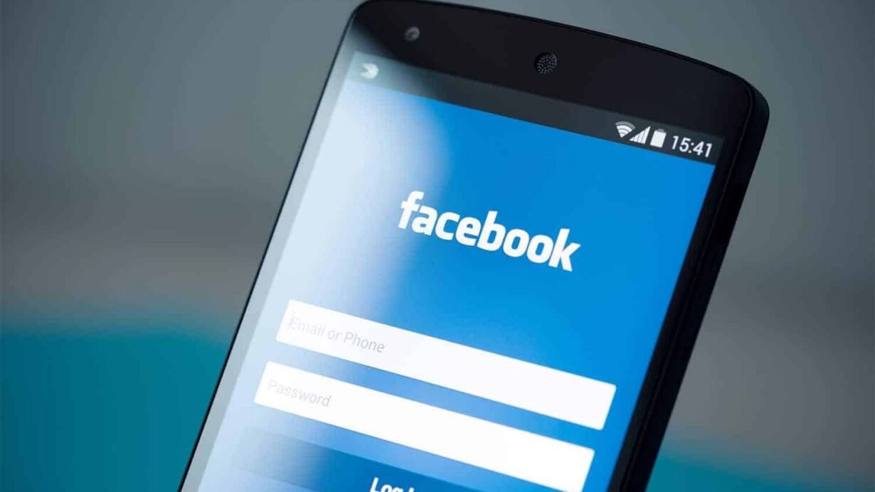 Écran d'accueil Facebook sur un téléphone portable