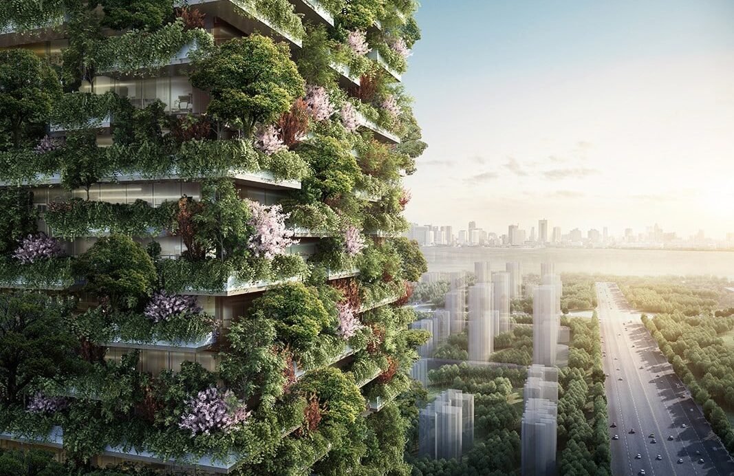 Immeuble recouvert de végétation avec vue sur ville et autoroute