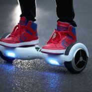 Personne en chaussures rouges sur un hoverboard éclairé
