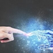 Main humaine touchant une main numérique lumineuse