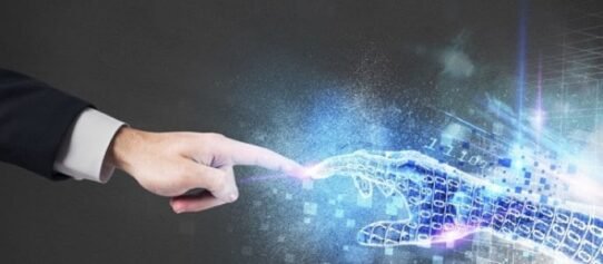 Main humaine touchant une main numérique lumineuse