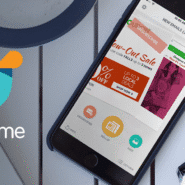 Application Unroll.me ouverte sur un smartphone à côté d'un ordinateur