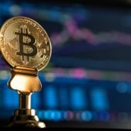 Pièce de bitcoin devant des graphiques numériques flous