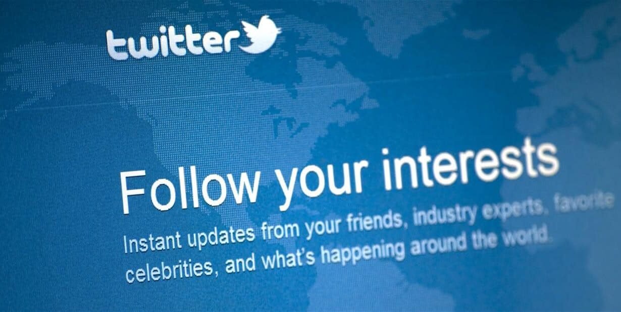 Page d'accueil de Twitter avec le slogan 'Follow your interests'