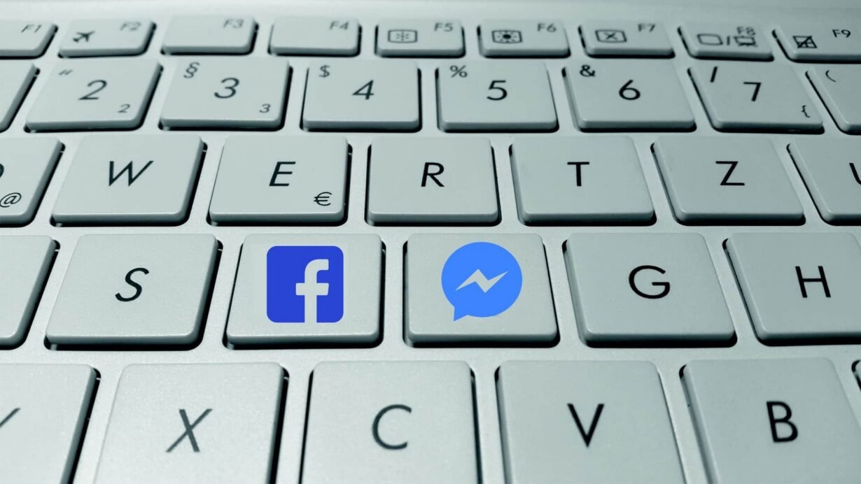 Clavier avec icônes Facebook et Messenger sur les touches