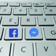 Clavier avec icônes Facebook et Messenger sur les touches