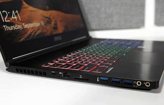 Ordinateur portable avec clavier rétroéclairé et ports visibles