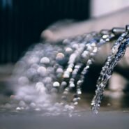 Eau s'écoulant d'une fontaine avec effet de bokeh
