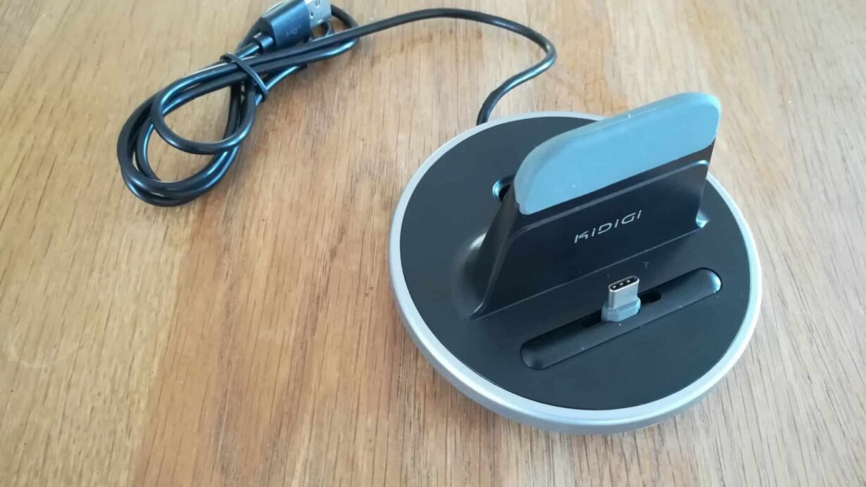 Station de charge USB sur une table en bois