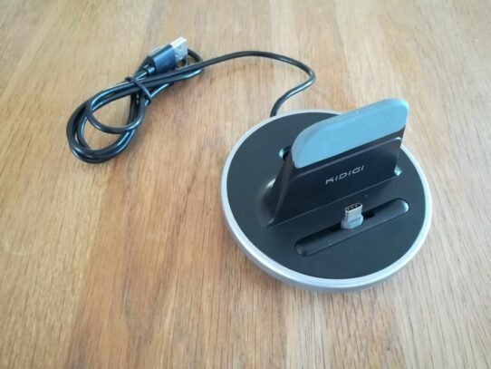 Station de charge USB sur une table en bois