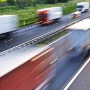 Camions roulant à grande vitesse sur une autoroute