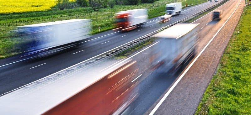 Camions roulant à grande vitesse sur une autoroute