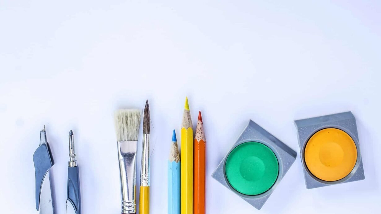 Outils de dessin et de peinture, pinceaux et crayons colorés
