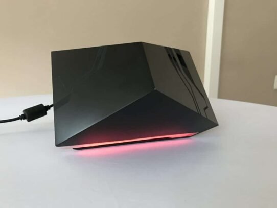 Appareil électronique noir avec lumière LED rouge