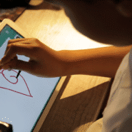 Enfant dessinant sur une tablette avec un stylet
