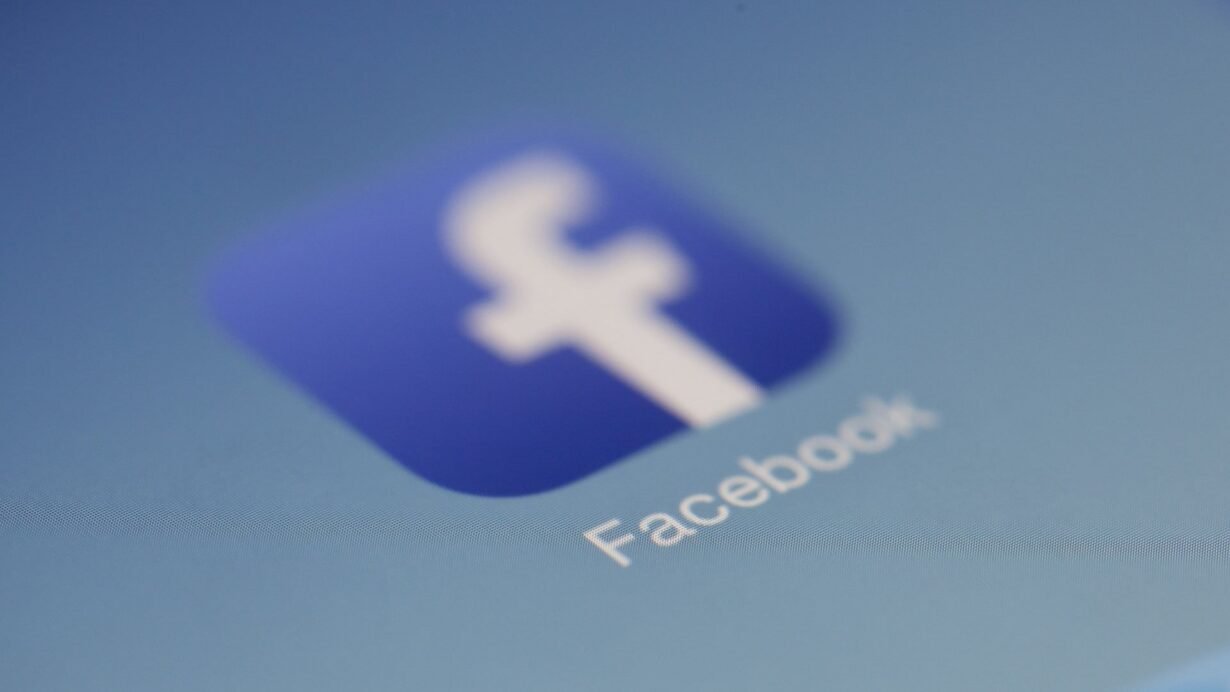 Icône de l'application Facebook sur un écran bleu