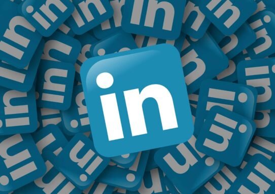 Logos de LinkedIn empilés sur fond bleu