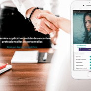 Poignée de main et écran de smartphone avec application de rencontres