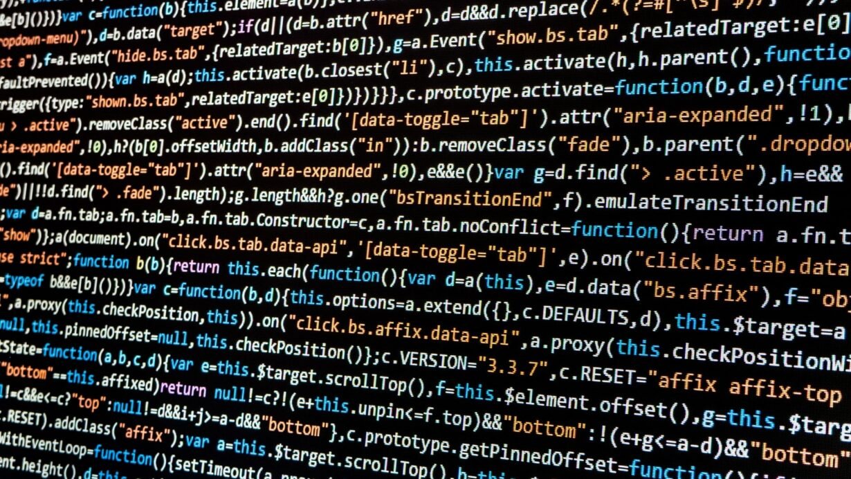 Écran affichant du code source multicolore