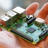 Micro-ordinateur posé sur une main