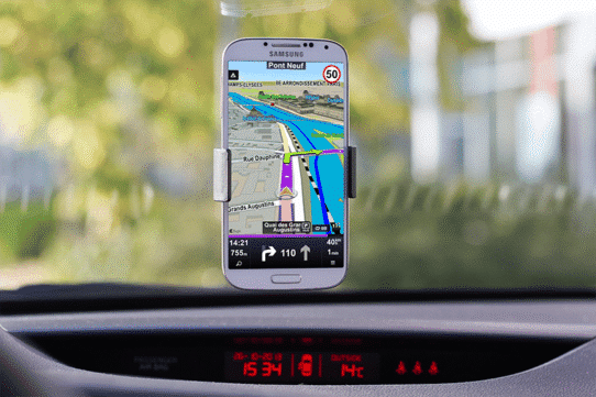 Smartphone avec application GPS affiché sur tableau de bord
