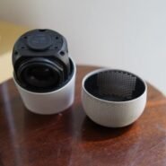 Caméra compacte posée sur une table en bois