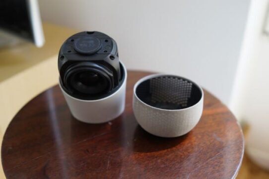 Caméra compacte posée sur une table en bois